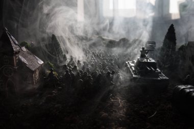 Savaş kavramı. Askeri savaş sis gökyüzü arka plan, Dünya Savaşı askerler siluetleri aşağıda bulutlu manzarası dövüş sahnesinde siluetleri. Zırhlı araçlar. Savaş tankları. Dekorasyon. Seçici odak