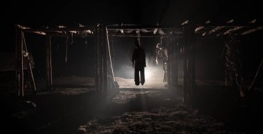 Korku görünümü siluet sis ile gece iskele üzerinde asılmış adam ve tonda ışık arka plan üzerinde. Yürütme (veya intihar) dekorasyon. Korku Cadılar Bayramı kavramı.