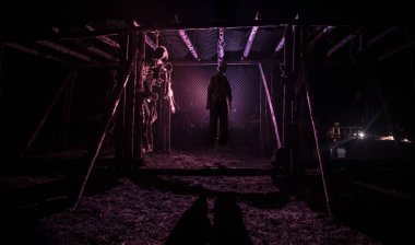 Korku görünümü siluet sis ile gece iskele üzerinde asılmış adam ve tonda ışık arka plan üzerinde. Yürütme (veya intihar) dekorasyon. Korku Cadılar Bayramı kavramı.