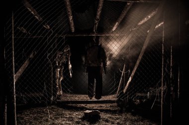 Korku görünümü siluet sis ile gece iskele üzerinde asılmış adam ve tonda ışık arka plan üzerinde. Yürütme (veya intihar) dekorasyon. Korku Cadılar Bayramı kavramı.