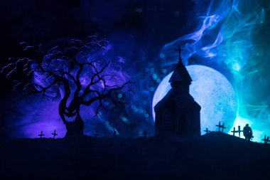 Zombi mezarlığı ölü ağaçlar, moon, kilise ve ürkütücü bulutlu gökyüzü sis, korku Halloween kavramı ile korkunç görünümü. Tonda