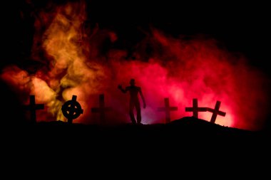 Zombi mezarlığı ölü ağaçlar, moon, kilise ve ürkütücü bulutlu gökyüzü sis, korku Halloween kavramı ile korkunç görünümü. Tonda