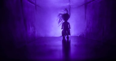 Ürpertici siluet koyu terk edilmiş binada. Korku manyak genel kavram ya da kabine kapılar ile karanlık koridor ve korkunç korku bebek ile farklı pozlar ayakta silüeti ışıklarla hakkında.