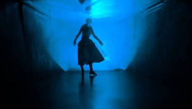 Ürpertici siluet koyu terk edilmiş binada. Korku manyak genel kavram ya da kabine kapılar ile karanlık koridor ve korkunç korku bebek ile farklı pozlar ayakta silüeti ışıklarla hakkında.