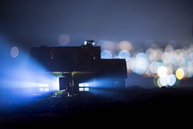 Küçük dekoratif house, güzel Festival natürmort, gece, gece şehir gerçek bokeh arka plan, mutlu kış tatil tatlı küçük evde. Seçici odak