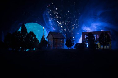 Küçük dekoratif evler, güzel Festival natürmort, gece, şirin küçük evlerin çam ağaçları kış tatil parlayan ışıklar, mutlu. Seçici odak