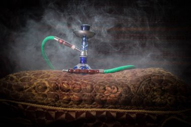 Nargile kömürü nargile kupa Arap iç de buhar bulutları yapma. Şark süsleme halı üzerinde. Şık oryantal shisha aydınlatmalı. Shisha reklam için. Seçici odak