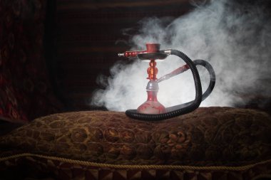 Nargile kömürü nargile kupa Arap iç de buhar bulutları yapma. Şark süsleme halı üzerinde. Şık oryantal shisha aydınlatmalı. Shisha reklam için. Seçici odak