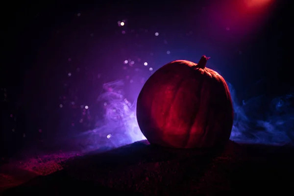 Halloween Tema Med Pumpa Mot Rökig Mörk Bakgrund Tomt Utrymme — Stockfoto