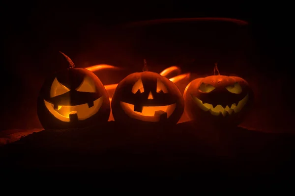 Grupp Halloween Jack Lyktor Natten Med Rustik Mörk Dimmigt Tonad — Stockfoto