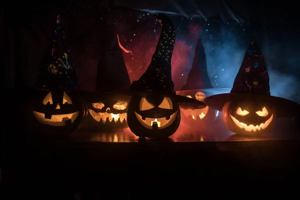 Gruppo Halloween Jack Lanterne Notte Con Uno Sfondo Rustico Scuro — Foto Stock