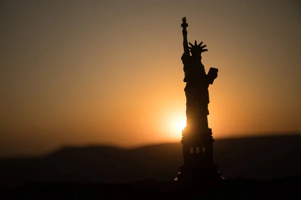 Estatua Libertad Fondo Del Colorido Cielo Del Amanecer Decoración Mesa — Foto de Stock