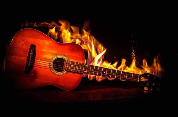 Concept Musical Guitare Acoustique Sur Fond Sombre Sous Faisceau Lumière — Photo