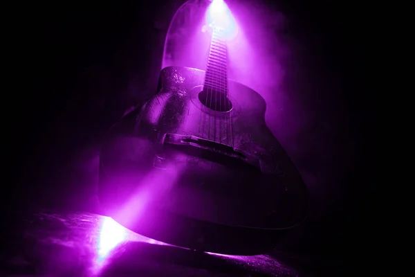 音乐概念 在黑暗背景下的声波吉他在光与烟雾与复制空间的光束下 爆炸吉他 火灾效果 超现实主义吉他选择性聚焦 — 图库照片