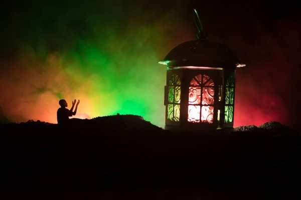 Lanterna Árabe Ornamental Com Vela Acesa Brilhando Noite Fundo Enevoado — Fotografia de Stock