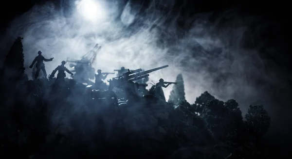 戦争の概念 戦争の霧空のシーンをかけて戦う軍のシルエットの背景 夜曇りスカイライン以下世界大戦兵士のシルエット 攻撃シーン 装甲車両 選択と集中 — ストック写真