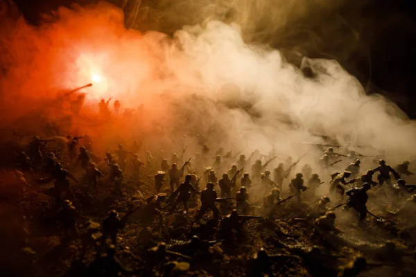 Concepto Guerra Siluetas Militares Peleando Escena Fondo Del Cielo Niebla —  Fotos de Stock