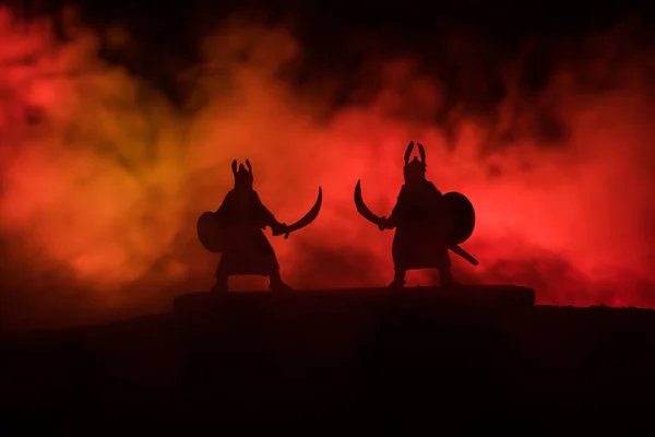 Silhouet Van Twee Middeleeuwse Krijgers Duel Afbeelding Met Twee Gevechtsvliegtuigen — Stockfoto