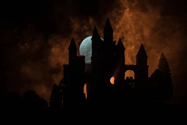 Таинственный Средневековый Замок Туманное Полнолуние Заброшенный Готический Замок Ночью Селективный — стоковое фото