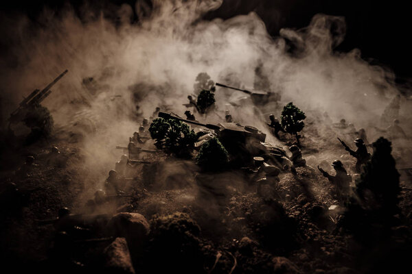 Концепция войны. Военные силуэты боевой сцены на фоне тумана на фоне неба войны, силуэты солдат мировой войны под облачным горизонтом ночью. Сцена нападения. Бронетехника. Выборочный фокус. Украшение
