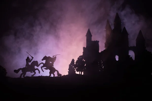 騎兵と歩兵の中世の戦闘シーン 個別のオブジェクトとして人物のシルエット古いゴシック様式城で暗いトーンの霧の背景に戦士の戦い — ストック写真