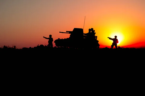 戦争の概念 軍隊は 戦闘シーンをシルエットします 夕暮れの世界大戦ドイツ戦車と兵士のシルエット 攻撃シーン 装甲車両 タンクは戦う — ストック写真