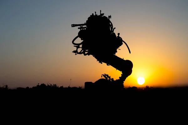 Silhouet Van Gigantische Robot Futuristische Tank Actie Bij Zonsondergang Bestrijding — Stockfoto