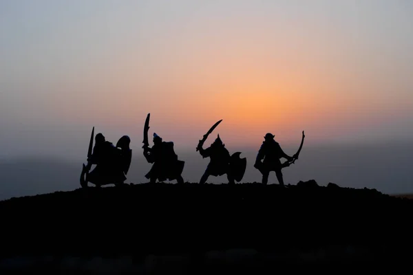 Scène Bataille Médiévale Coucher Soleil Silhouettes Guerriers Combattants Sur Fond — Photo