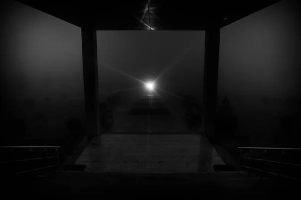 어두운 버려진된 건물에 실루엣입니다 미치광이 캐비닛 어두운 포즈와 사람의 실루엣과 — 스톡 사진