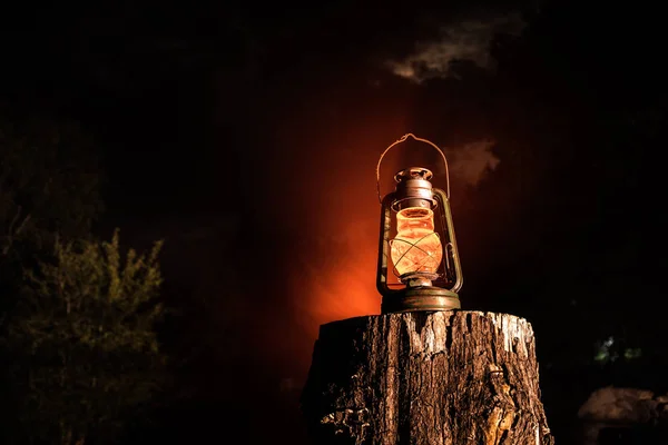 Horror Halloween Konzept Brennende Alte Öllampe Wald Der Nacht Nächtliche — Stockfoto