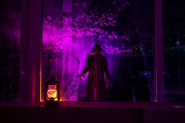 恐怖万圣节的概念 燃烧旧油灯站在窗口与一个未知的影子身影与背光的剪影 夜景的噩梦场面 选择性聚焦 — 图库照片
