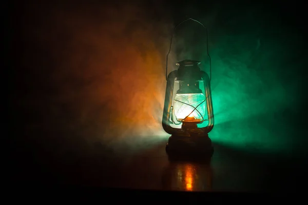 Olie Lamp Verlichting Duisternis Brandende Kerosine Lamp Achtergrond Concept Verlichting — Stockfoto