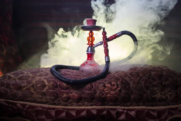 아라비아 내부에서 증기의 구름을 만드는 Shisha 그릇에 뜨거운 오리엔탈 카펫입니다 — 스톡 사진