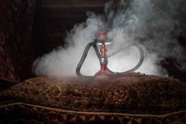 水ギセル ホット石炭シーシャ ボウル アラビア内部で蒸気の雲を作るします カーペットに東洋の飾り バックライト付きのスタイリッシュな東洋の使者 シーシャの広告 選択と集中 — ストック写真