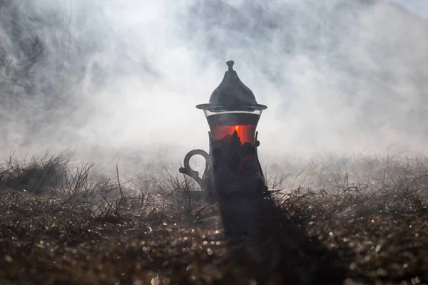 Východní Černý Čaj Sklo Venkovní Hory Pozadí Koncept Východní Čaj — Stock fotografie