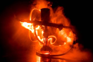 Nargile kömürü nargile kupa buhar bulutları yapma. Shisha patlama. Şık oryantal shisha içinde karanlık ateş ile. Shisha reklam için. Yanan shisha kavramı