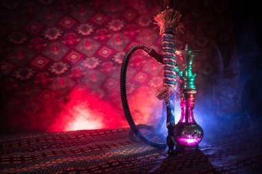 Nargile kömürü nargile kupa Arap iç de buhar bulutları yapma. Şark süsleme halı üzerinde. Şık oryantal shisha içinde karanlık arka ışık ile. Shisha reklam için. Seçici odak