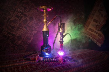 Nargile kömürü nargile kupa Arap iç de buhar bulutları yapma. Şark süsleme halı üzerinde. Şık oryantal shisha içinde karanlık arka ışık ile. Shisha reklam için. Seçici odak