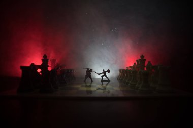 Süvari ve satranç tahtası üzerinde piyade ile ortaçağ savaş sahnesi. Satranç oyununu kavramı iş fikirleri ve rekabet ve strateji fikirler duman ve sis karanlık bir arka plan üzerinde satranç figürleri.