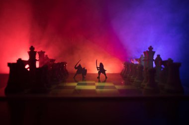 Süvari ve satranç tahtası üzerinde piyade ile ortaçağ savaş sahnesi. Satranç oyununu kavramı iş fikirleri ve rekabet ve strateji fikirler duman ve sis karanlık bir arka plan üzerinde satranç figürleri.