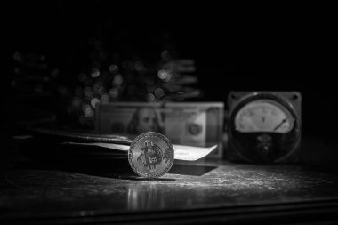 Enerji madencilik cryptocurrency için. Bitcoin ve koyu tonda sisli arka plan üzerinde para ile enerji sayaçları. Güç Counter metre gerilim ölçme Outlet güç tüketimi madenciliği teçhizat. Seçici odak