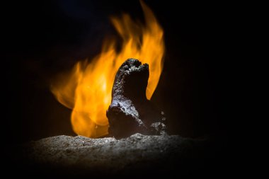 Korku silüeti geceleri korkutucu şekil. Dişi şeytan. Şeytanlar geliyor. Şeytan ya da canavar şekil ateşten bir arka plan üzerinde Slhouette. Korku görünümü