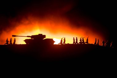 Savaş Konsepti. Savaş sisli gökyüzü arka planında askeri siluetler gece vakti Bulutlu Gökyüzünün altında Alman Tankları siluetleri. Saldırı sahnesi. Zırhlı araçlar. Tanklar savaşıyor
