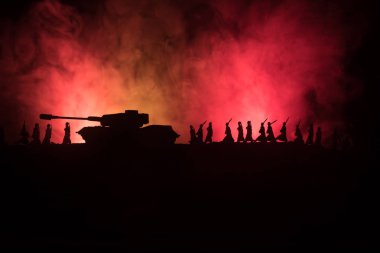 Savaş Konsepti. Savaş sisli gökyüzü arka planında askeri siluetler gece vakti Bulutlu Gökyüzünün altında Alman Tankları siluetleri. Saldırı sahnesi. Zırhlı araçlar. Tanklar savaşıyor