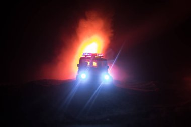 Polis arabası sisli bir arabayı gece takip ediyor. 911 acil durum arabası suç mahalline doğru hızla gidiyor. Seçici odak