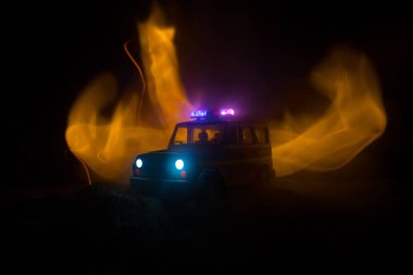 Polis arabası sisli bir arabayı gece takip ediyor. 911 acil durum arabası suç mahalline doğru hızla gidiyor. Seçici odak