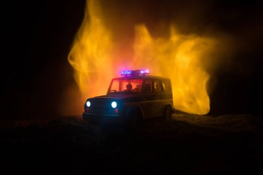 Polis arabası sisli bir arabayı gece takip ediyor. 911 acil durum arabası suç mahalline doğru hızla gidiyor. Seçici odak