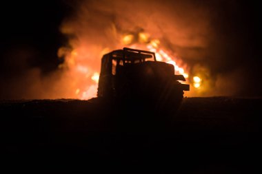 Koyu tonda sisli gökyüzü arka plan üzerinde roader jeep siluet. Araba ile gece ışık. Seçici odak