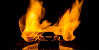 Arabada gölgeler ile düşük ışık veya spor araba koyu arka plan silüeti parlayan ışıklar. Seçici odak