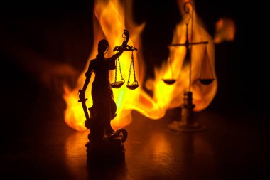 Adalet, adalet veya Justitia heykeli / Justitia bir kara günü adalet tanrıçası Roma fire arka plan. Seçici odak